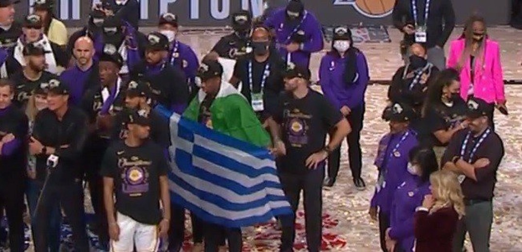 ΝΒΑ: Ο Κώστας Αντετοκούνμπο πανηγύρισε με ελληνική σημαία την κατάκτηση του τίτλου (βίντεο)