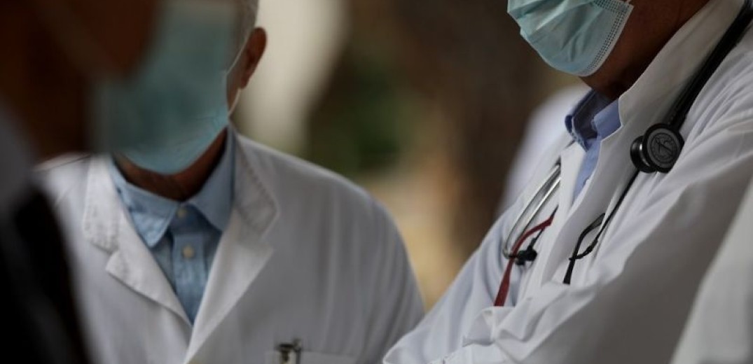 ΠΟΕΔΗΝ: Τέσσερις γιατροί νοσηλεύονται διασωληνωμένοι