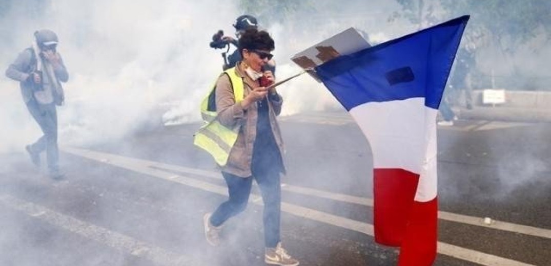 Σε αναβρασμό η Γαλλία: Aντιμέτωπος με προτάσεις μομφής και την οργή του δρόμου ο Μακρόν