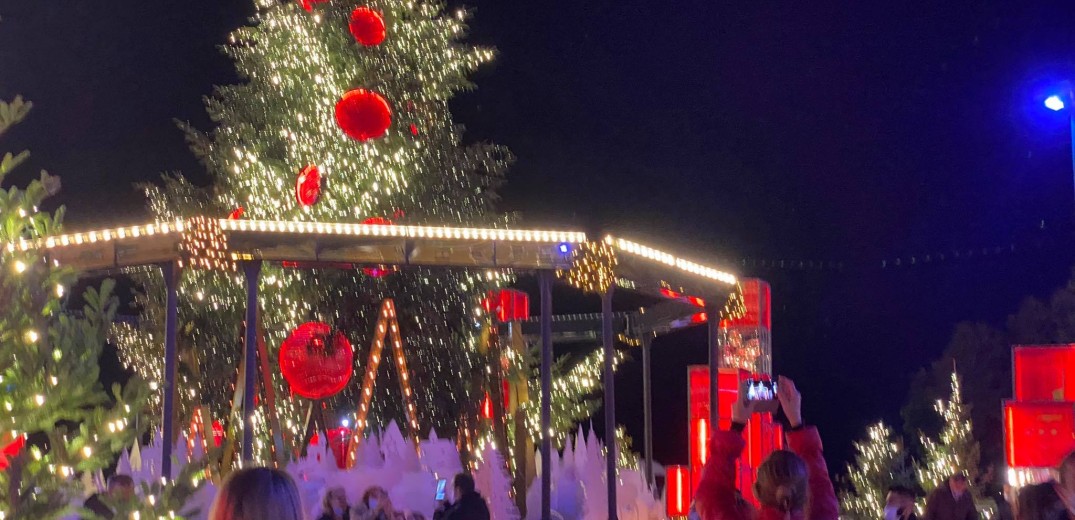Φωταγωγήθηκε το χριστουγεννιάτικο δέντρο στην Αριστοτέλους (φωτ. & βίντεο)