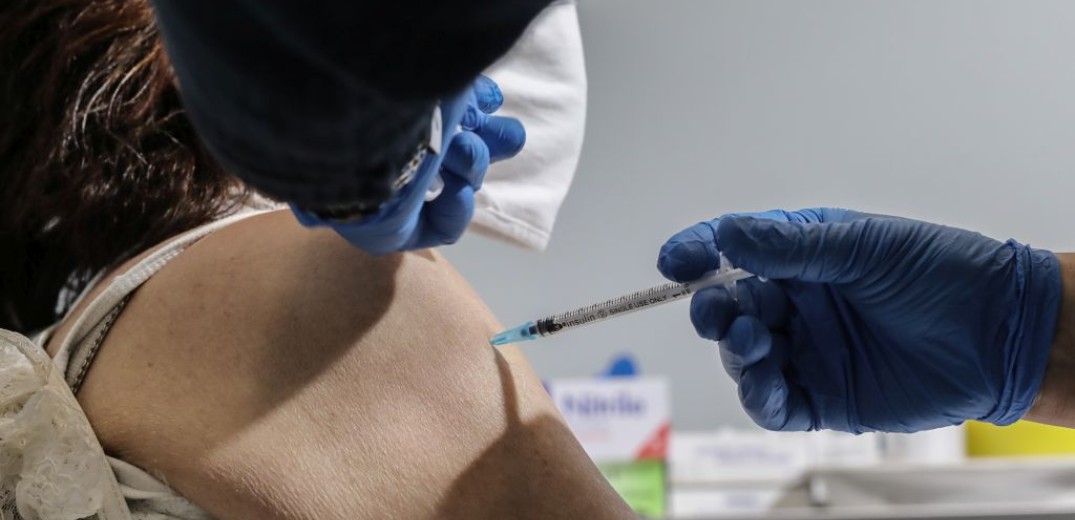 Συνεχίζονται κανονικά μέχρι την Πέμπτη οι εμβολιασμοί με το εμβόλιο της AstraZeneca στην Ελλάδα