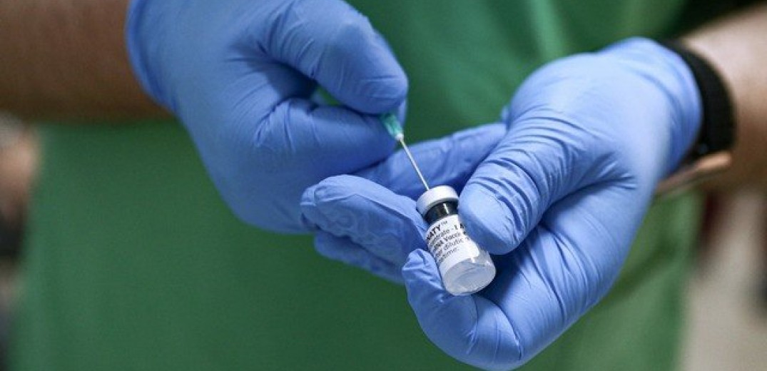 Υποχρεωτικός εμβολιασμός: Ποιοι παίρνουν σειρά μετά την ΕΜΑΚ (Βίντεο)