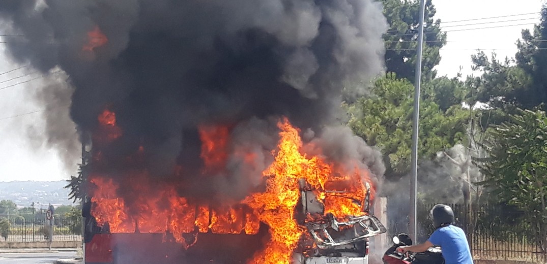 ΟΑΣΘ: Δεν ανήκει σε εμάς το λεωφορείο που κάηκε ολοσχερώς την Παρασκευή