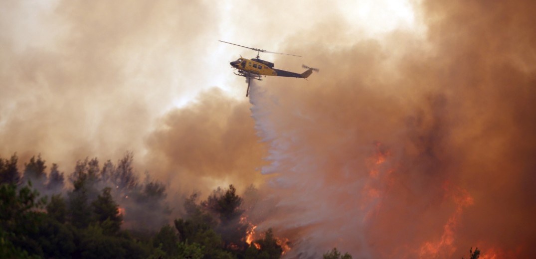 Μάχη με τις φλόγες στην Κρήτη: Μεγάλη φωτιά στο Λασίθι κοντά σε πυρηνελαιουργείο